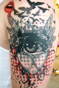 大臂心脏与眼睛嘴唇鸟纹身图案