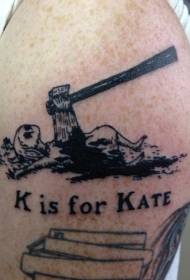 大臂黑色的斧头砍女人和字母纹身图案