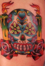彩色骷髅头上燃烧的蜡烛纹身图案