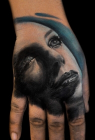 手背彩色的美女肖像纹身图案