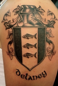 可爱的黑灰鱼徽章纹身图案