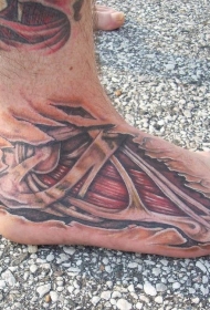 脚部彩色肉和骨头撕裂纹身图案