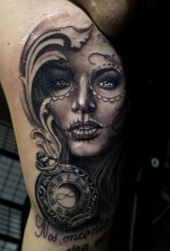 腿部死亡女孩与时钟纹身图案