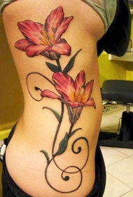 女性腰侧粉红百合花纹身图案