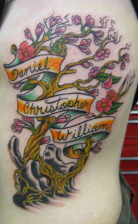 腰侧彩色樱花树和英文名字纹身