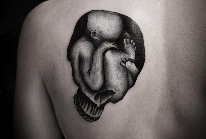 背部黑色骷髅轮廓与小宝宝纹身图案