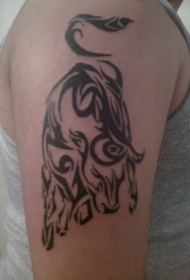 大臂部落风格的公牛黑色纹身图案