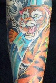 手臂彩色的老虎和瀑布纹身图案