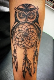 小臂黑色捕梦网和猫头鹰纹身图案
