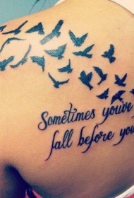 肩部一群小鸟和英文字母纹身图案