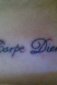 女性颈部拉丁文字母纹身图片