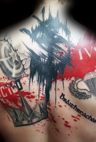 背部彩色的泼墨和字母盾牌纹身图案