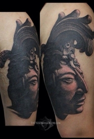 大臂黑灰丑角石像纹身图案