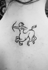 背部黑色线条简单的射手标志纹身图案