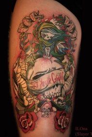 腿部彩色卡通邪恶女巫与骷髅花朵纹身图案