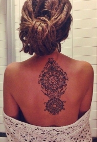 女生背部不寻常的花形部落风格纹身图案