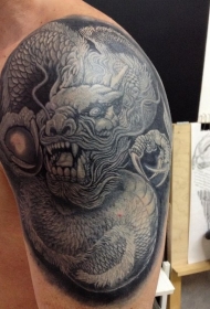 大臂逼真的幻想龙纹身图案