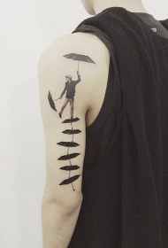 手臂创意黑灰男子与雨伞纹身图案