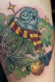 有趣的卡通彩色猫头鹰和金球与翅膀纹身图案