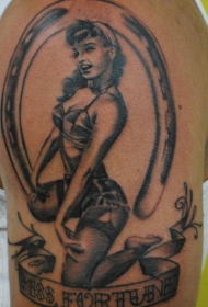 肩部棕色美女与马蹄铁纹身图片