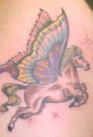 带有蝴蝶翅膀的白色马纹身图案