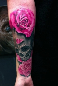 手臂彩色生动逼真的骷髅头与玫瑰纹身图案