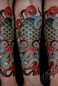 手臂新学校风格的彩色神秘章鱼纹身