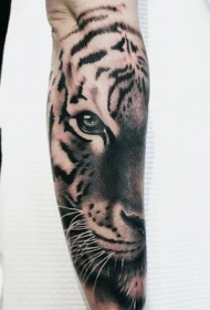 小臂写实风格黑色老虎头纹身图案