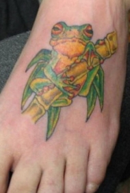 脚部彩色青蛙和竹子纹身图片