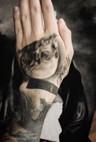 手背灰色骷髅头字母纹身图案