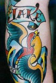 彩色经典的小鸟与字母纹身图案