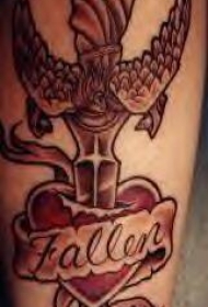 腿部棕色剑与爱心纹身图案