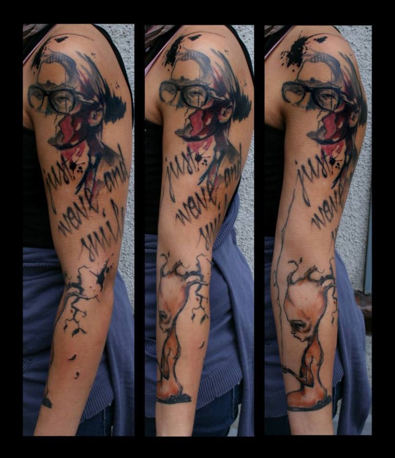 大臂女人肖像和英文字母纹身图案