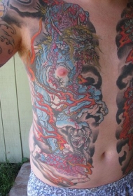 胸部个性彩色纹身图案