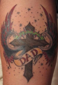 红色翅膀和十字架纹身图案