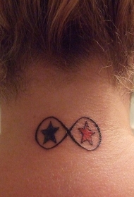 女性脖子上的无限符号纹身图案