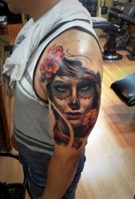 墨西哥传统的彩色女人肖像和花朵纹身图案