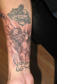 手臂棕色钉死耶稣在十字架上纹身