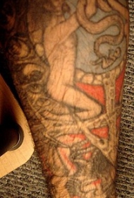 腿部彩色裸体男子持蛇纹身图案