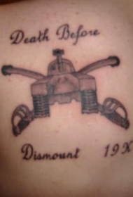 拆卸的坦克和英文字母纹身图案