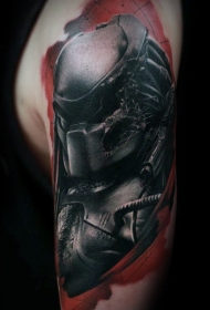 惊人的彩色机械破碎的头盔纹身图案