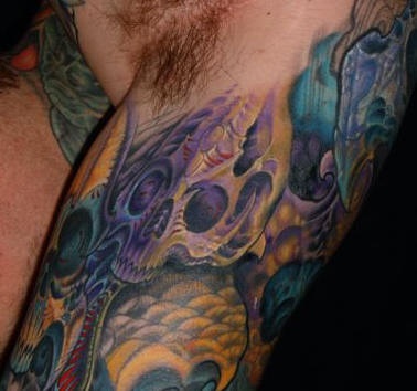 大臂七彩的机械骷髅纹身图案