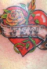 腿部彩色爱心与玫瑰纹身图案