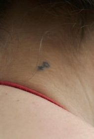 脖子上的简约符号纹身图案