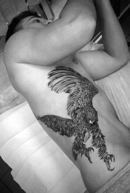 男性侧肋大面积精致鹰纹身图案
