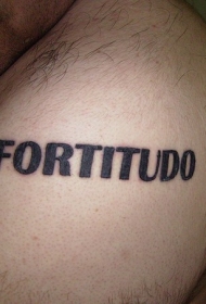 肩部黑色拉丁语字母纹身图案