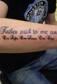 男性手臂上的卷曲英文字母纹身图案