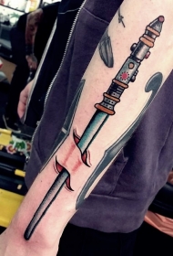 手臂惊人的刺破皮肤卡通剑纹身图案