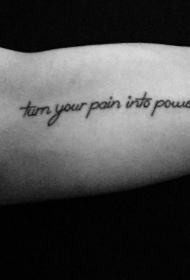 大臂内侧的英文字母黑色纹身图案