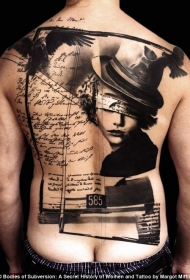 背部神奇的艺术风格黑白女人字母和乌鸦纹身图案